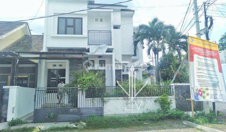 RUMAH LUAS DI JALAN UTAMA PERUMAHAN KOTA JEMBER (Jy) 1