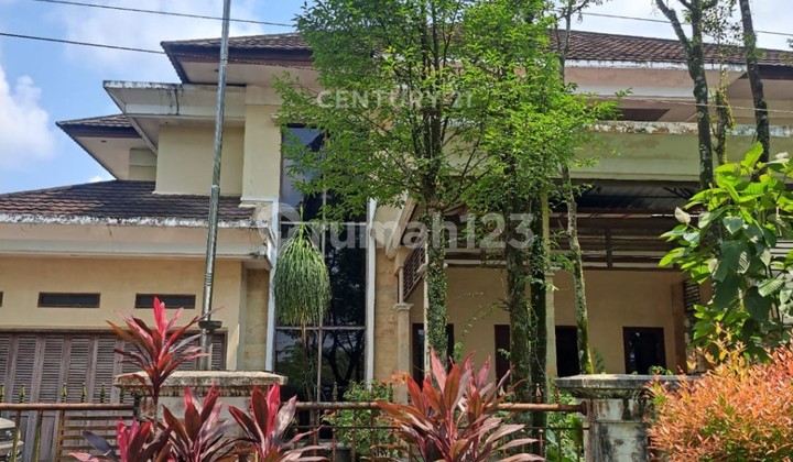 Rumah Mewah Halaman Luas Di Jalan MT Haryono 1