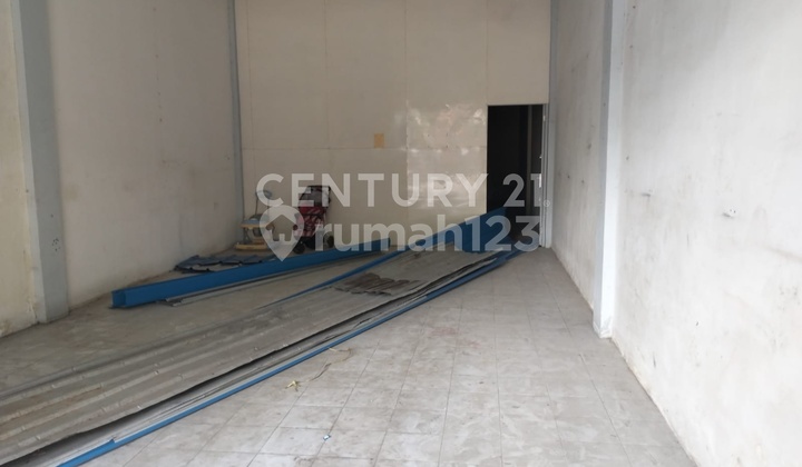 Ruko 2 Lantai Siap Pakai Jl. Komyos Soedarso Area Padat Penduduk 2