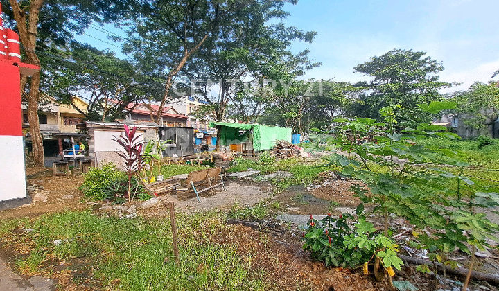 Large Land Next to Dr. Wahidin Street Suitable for Business