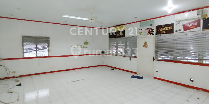 Ready-to-Use Shop House Suitable for Office with Spacious Parking Area in Jeruju 2