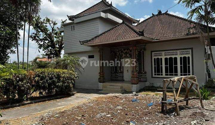 House on Jalan Raya Babakan Canggu 2 Floor SHM Needs Renovation