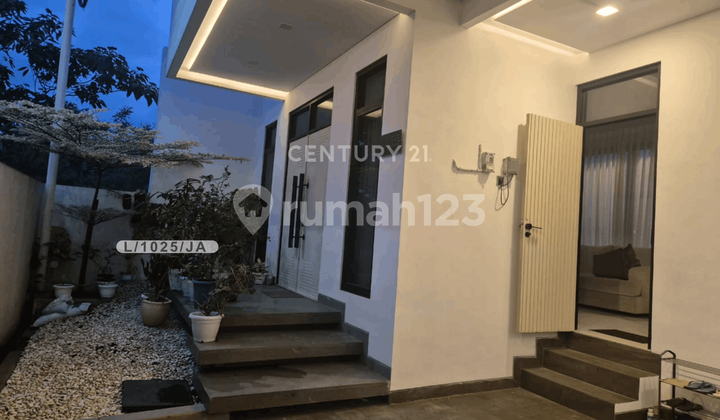 3-Story House Ready to Occupied Comfortably in Setra Regency Polban Bandung