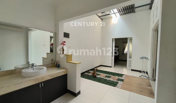 Luxurious Comfortable Strategic House in New City Parahyangan Bandung 2