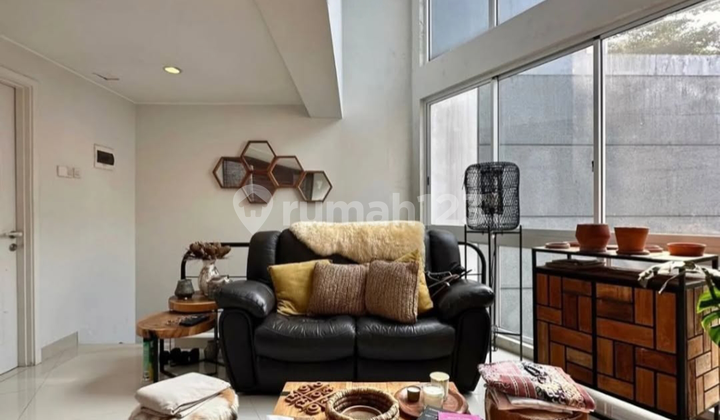 For Sale, A Nice and Comfortable House in Bintaro Jaya, Ready to Live In, Within a Strategic Cluster, Flood-Free, Close to Toll Gate and KRL Station.