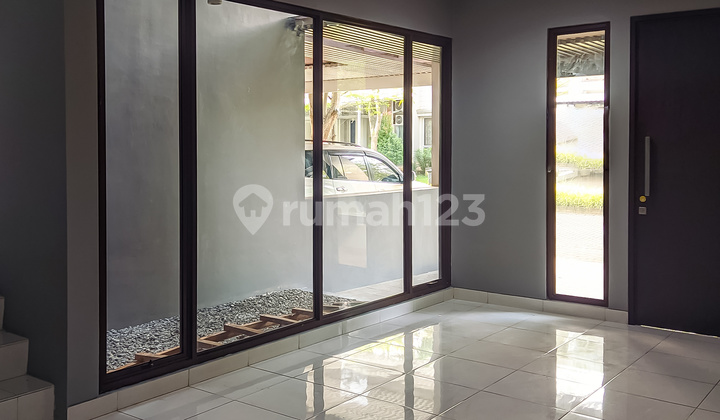 Rumah 3 Lantai Terenovasi Whelford Greenwich Bsd di Boulevard Jalan Raya Bukan Double Decker. Lokasi Strategis Antara Bsd dan Gading Serpong