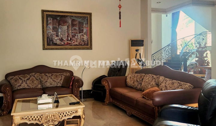 Sultan Old Money Italian Classic House, 2.5 Floors, Modernland, 5 MINUTES TO GOLF COURSE, Furnished, Private Pool. Main Road Row. 2