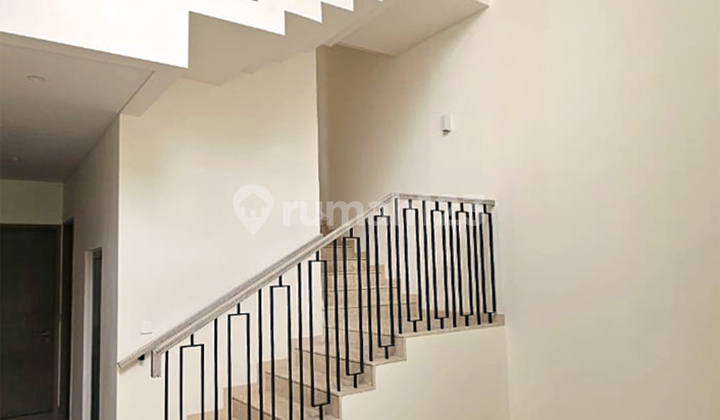 Turun Harga! Rumah Mewah Baru 3 Lantai, Hoek Hook, Brand New, Laurel Navapark Bsd 2