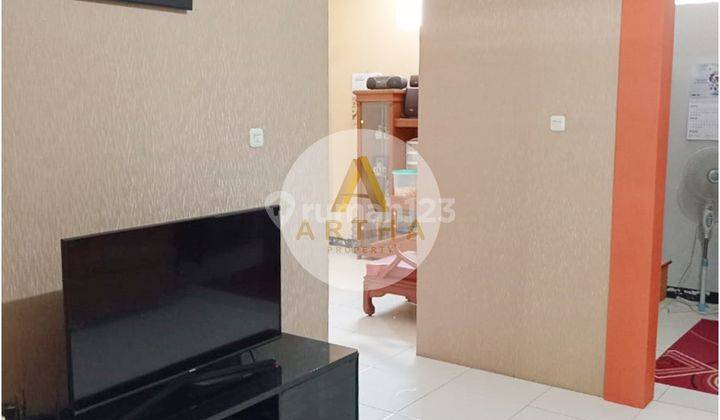 ruang keluarga rumah terawat siap huni taman