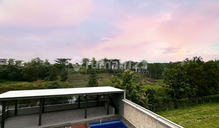 Rumah di Kota Baru Parahyangan view Danau ada kolam renang