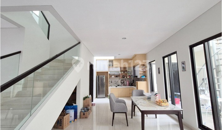 Rumah Siap Huni di Summarecon Cluster Emily Bandung Rumah Siap Huni di Summarecon Cluster Emily Bandung