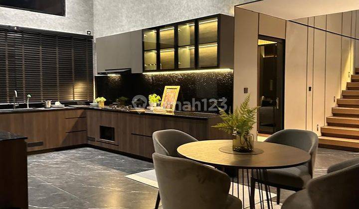 Rumah Hoek Bertema Modern Tropical di Tatar Wangsakerta Kbp 2