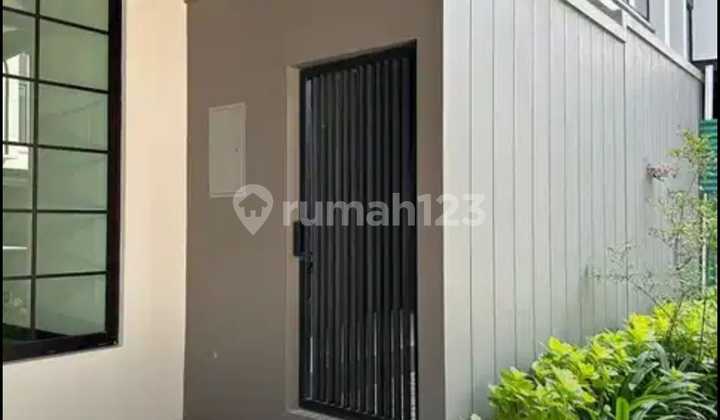 For Rent / For Sale Classic Modern 3-Story House in Hiera Cluster Welton Bsdlt 144lb, 225 dimensions 9 x 16kt, 4+1 bedrooms / 6+1 carport for 2 cars, east-facing, 3 floors, AC, kitchen set, water heater, stove, full marble and wood flooring, 3 floors, AC will be installed if serious to rent. 2