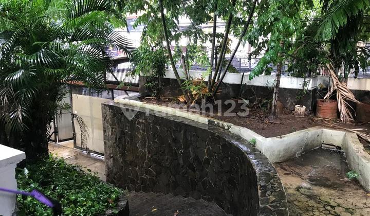 Rumah Semi Basement Cocok untuk Usaha Toko Kain-Resto-Cafe-Kantor