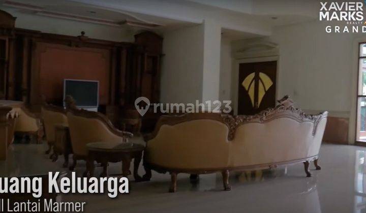 Dijual Rumah Mewah di Graha Family, Kawasan Elit Surabaya Barat 2