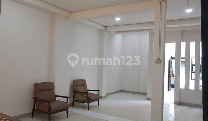 Good rental house strategically located in the city center with SHM certificate, Ciateul, Bandung.