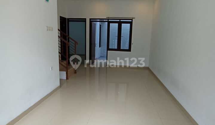 Siap Huni, Rumah 2 Lantai SHM Strategis Nyaman di Cigadung Wetan