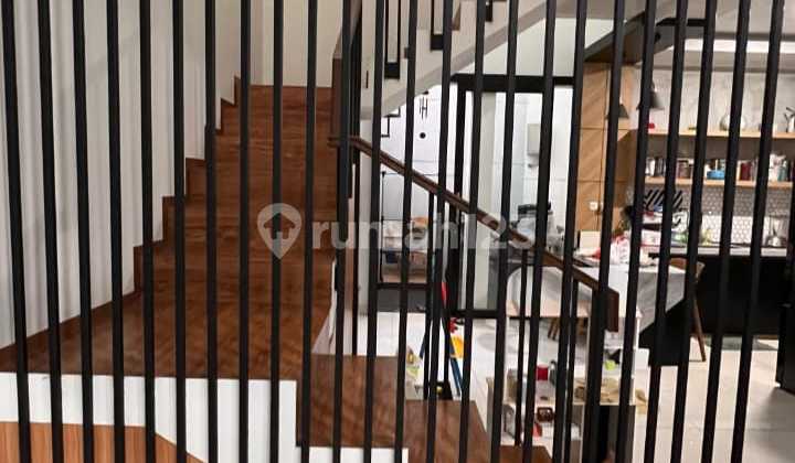 Rumah Furnish Nyaman 2 Lantai SHM Siap Huni di Taman Holis Indah 2