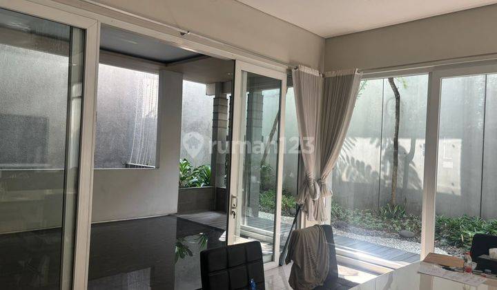 Rumah 3 Lantai Bagus Furnished di Singgasana Pradana, Bandung 1