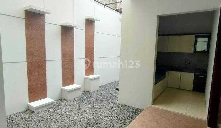 Rumah 2 Lantai Bagus Unfurnished di Singgasana Pradana , Bandung 2