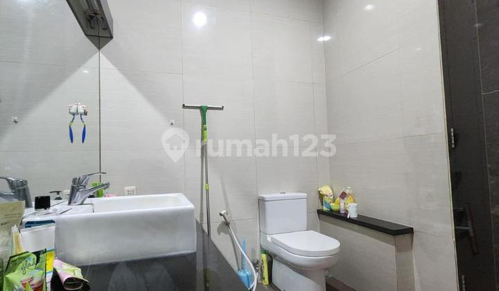 Rumah Siap Huni Nyaman 2 Lantai SHM Bagus di Singgasana Pradana 2