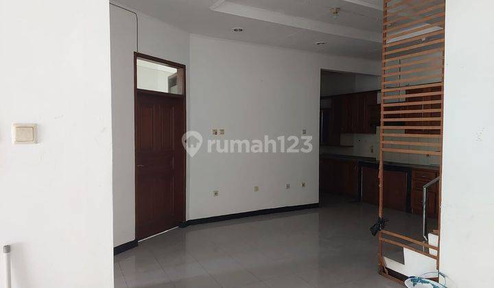 Rumah 2 Lantai Bagus Unfurnished SHM di Istana Regency , Bandung 2