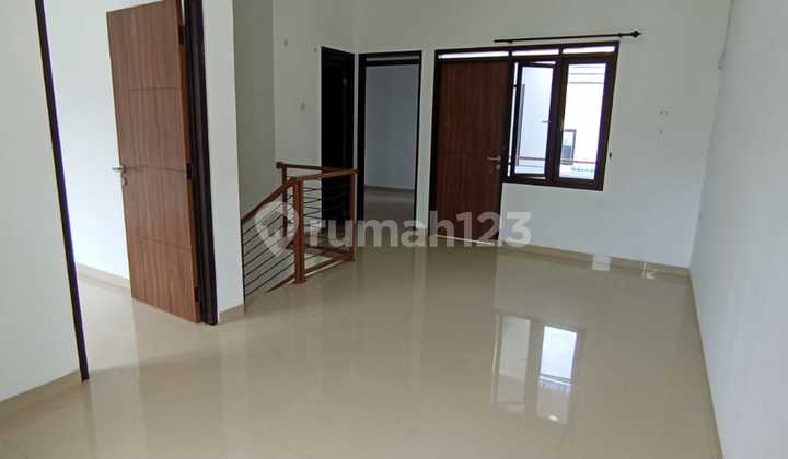 Siap Huni, Rumah 2 Lantai SHM Strategis Nyaman di Cigadung Wetan 2