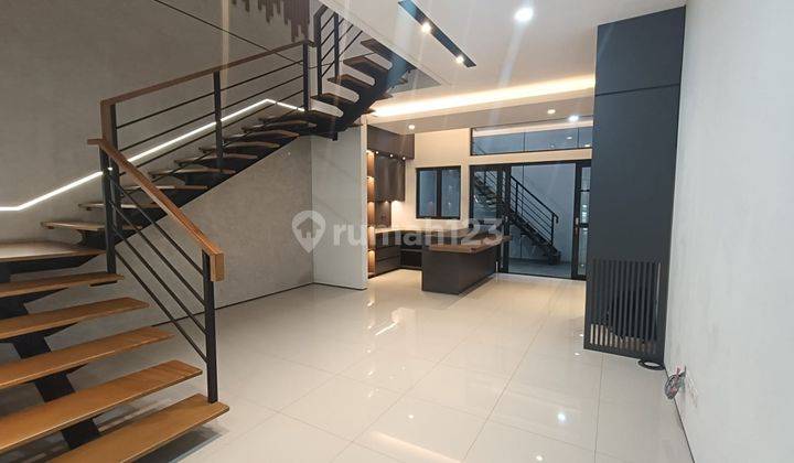 Rumah 2 Lantai Bagus Unfurnished HGB di Mekar Wangi, Bandung 1