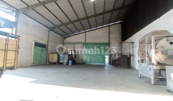 Large Warehouse and Spacious Parking Area by the Highway Near the Port 2