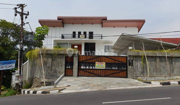  Sewa Rumah Mewah 2 Lantai Di Pinggir Jalan Raya  1