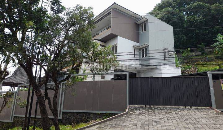 Rumah mewah 3lantai dalamnya ada kolam renang  1