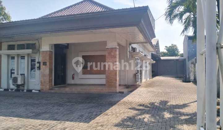 Warehouse/showroom &#43; Office &#43; Spacious Parking in the Center of Semarang City