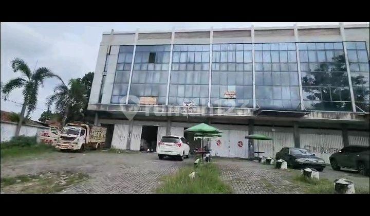 3-Story Shop House in Banyumanik Area 1