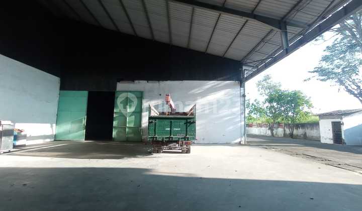 Large Warehouse and Spacious Parking Area by the Highway Near the Port