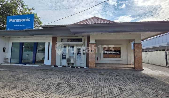 Warehouse/showroom &#43; Office &#43; Spacious Parking in the Center of Semarang City