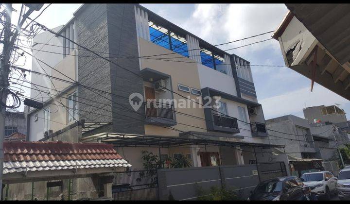 Dijual Rumah Hoek 3 Lantai di Jalan Kepu Barat 2