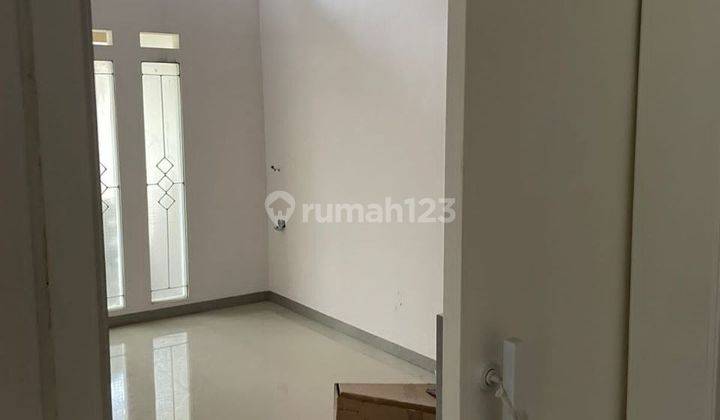 Rumah Minimalis Luas Untuk Keluarga Besar di Taman Holis Indah 2