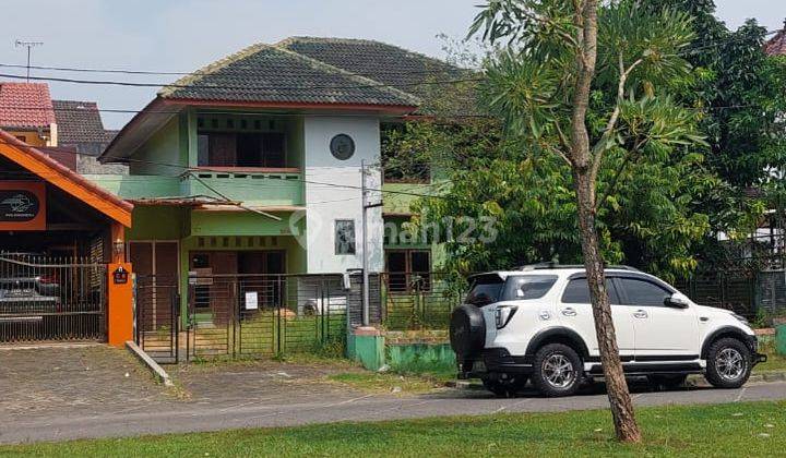 Rumah Besar Lokasi Strategis Hadap Taman di Kemang Pratama 1 1