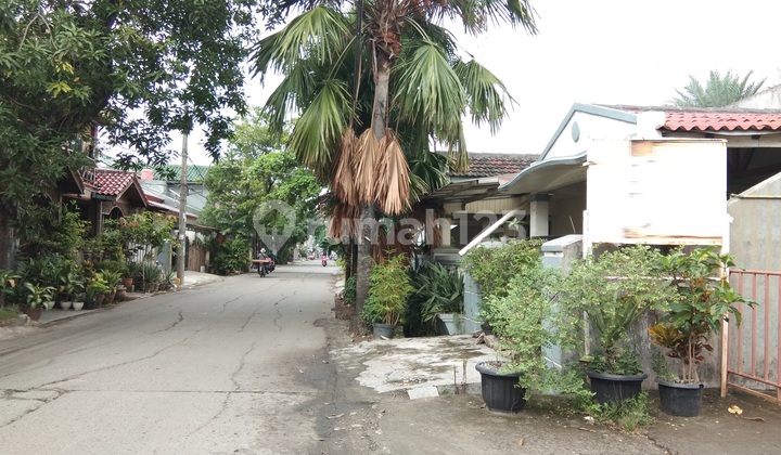House With Large Land Strategic Location Suitable For Business in Taman Narogong Bekasi 2