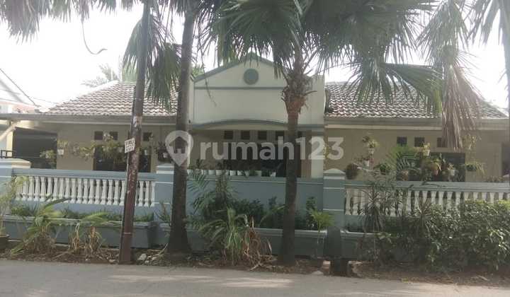 House With Large Land Strategic Location Suitable For Business in Taman Narogong Bekasi