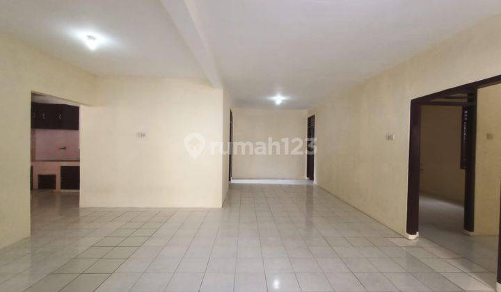 Rumah 1,5 Lantai dalam komplek perumahan besar di Jaticempaka 2