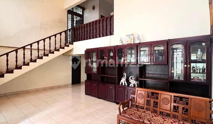 Partially Furnished, 300m² House, with spacious side terrace, Near PIK with wide road access, house in Muara Karang 2