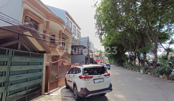 RUMAH 2,5 LANTAI DI KELAPA KOPYOR, KELAPA GADING, JAKARTA UTARA 2