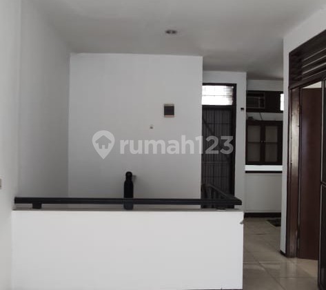 Rumah 2 Lantai Nyaman di Kelapa Gading – Lokasi Strategis 2