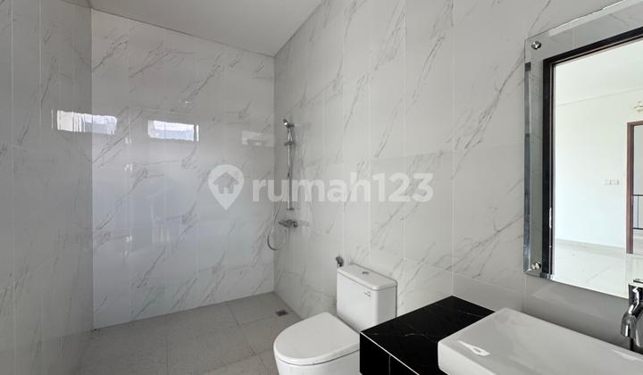 Quick Sale: 2-Story Ready-to-Occupy Residence with Mountain Views Near Shopping Center in Bogor. 2