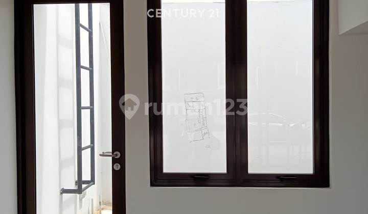 Ruko Savoy 2 Lantai Berlokasi Strategis Cocok untuk Usaha di Jgc