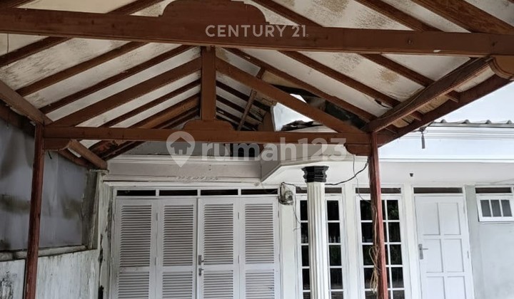 Old House Strategic Location in Perumahan Pulogebang Permai