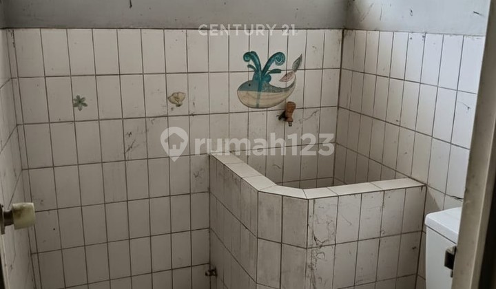 Old House Strategic Location in Perumahan Pulogebang Permai 2