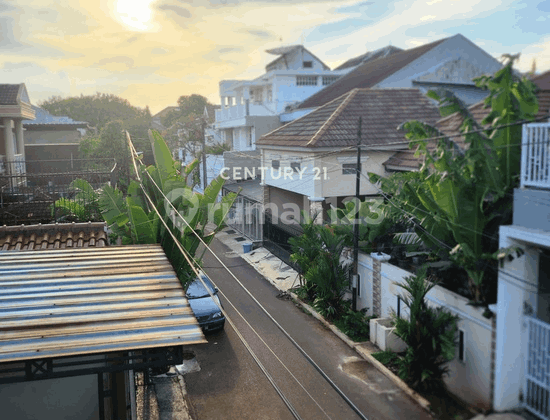 Rumah Menarik Dengan Semi Furnished Siap Huni Di Duren Sawit 2