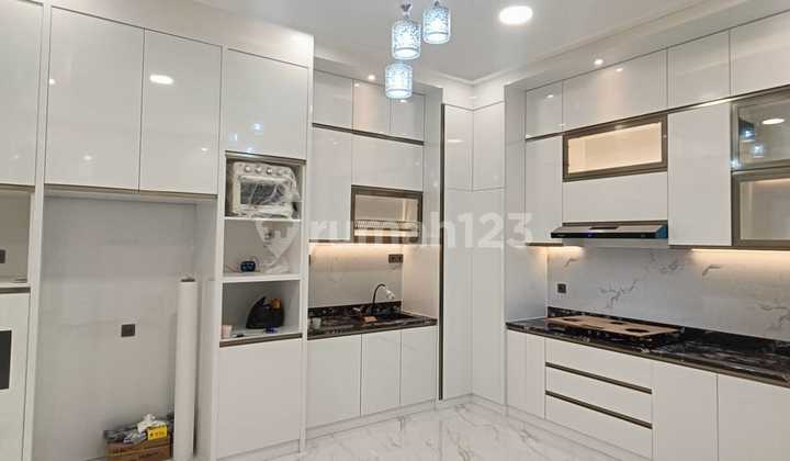 Rumah Depan Taman Luas Bangunan 400M di Cluster Aralia Harapan Indah Bekasi 2